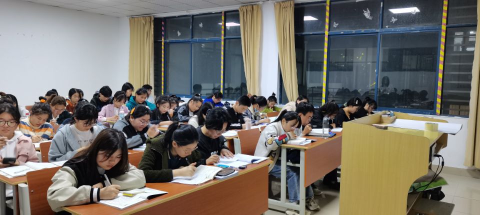 【经管学院】加强晚自习管理 促进学生学习习惯养成